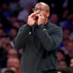 O técnico do New York Knicks, Mike Brown, reage na linha lateral durante o segundo quarto.