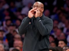 Mike Brown acredita que um atributo pode permitir aos Knicks superar qualquer narrativa externa O técnico do New York Knicks, Mike Brown, reage na linha lateral durante o segundo quarto.