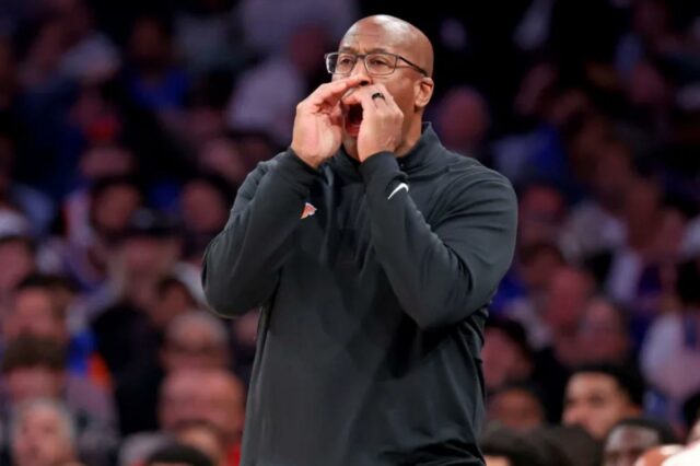 Mike Brown acredita que um atributo pode permitir aos Knicks O técnico do New York Knicks, Mike Brown, reage na linha lateral durante o segundo quarto.