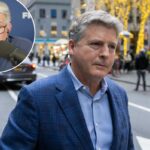 Hal Steinbrenner saindo da reunião de proprietários da MLB.