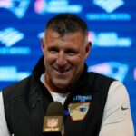 O técnico do New England Patriots, Mike Vrabel, fala em entrevista coletiva.