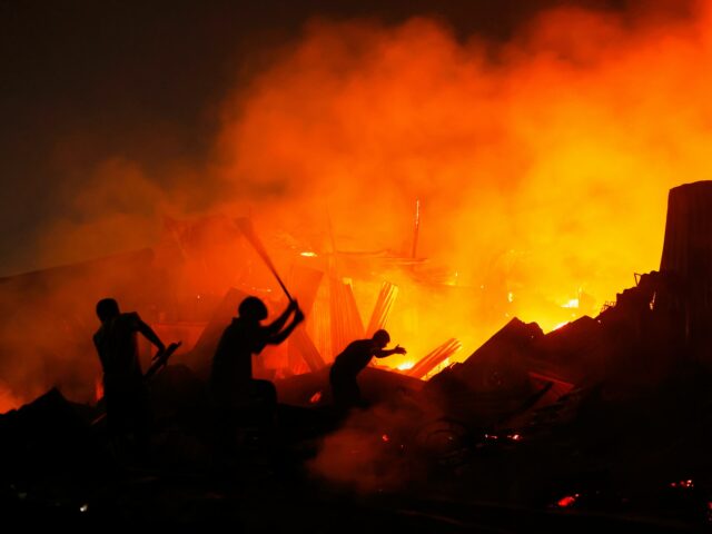 Milhares de pessoas ficaram desabrigadas por incêndio em favela de Bangladesh, em Dhaka
