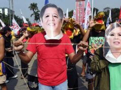 Milhares de pessoas se manifestam nas Filipinas, exigindo a renúncia de Marcos por causa de escândalo de corrupção Manifestantes gritam slogans durante protesto anticorrupção em Manila, Filipinas, no domingo, 30 de novembro de 2025. (AP Photo/Aaron Favila)