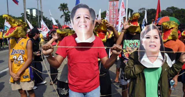 Milhares de pessoas se manifestam nas Filipinas, exigindo a renúncia Manifestantes gritam slogans durante protesto anticorrupção em Manila, Filipinas, no domingo, 30 de novembro de 2025. (AP Photo/Aaron Favila)