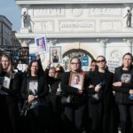 Milhares de pessoas se manifestam no Norte da Macedônia antes do julgamento por incêndio mortal em boate