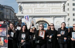 Milhares de pessoas se manifestam no Norte da Macedônia antes do julgamento por incêndio mortal em boate Milhares de pessoas se manifestam no Norte da Macedônia antes do julgamento por incêndio mortal em boate