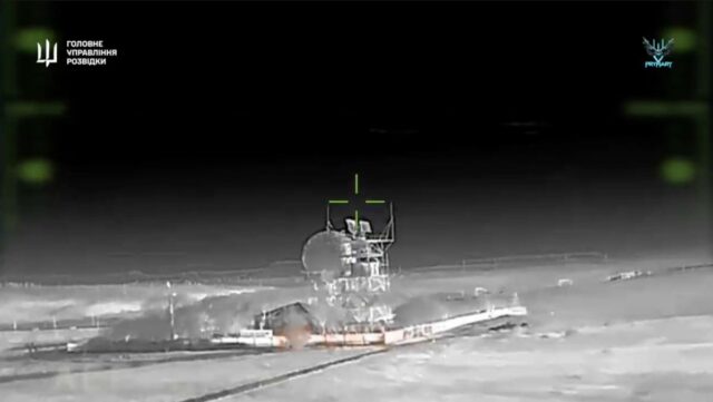 Imagem térmica mostrando um ataque de precisão ucraniano contra um sistema de defesa aérea russo na Crimeia.