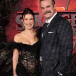 Os fãs de Stranger Things ficaram chocados na quinta-feira, quando a estrela da série Millie Bobby Brown, 21, se reuniu com o co-ator David Harbour, 50, na estreia da quinta temporada - apesar de registrar uma reclamação de assédio e intimidação contra ele