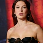 Millie Bobby Brown atira contra o fotógrafo dizendo-lhe para sorrir e sai do tapete vermelho de 'Stranger Things 5': 'Sorrir? Você sorri!