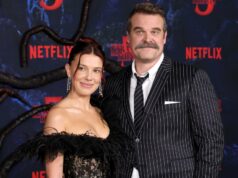 Millie Bobby Brown e David Harbor de Stranger Things se reúnem em meio a alegações de bullying Millie Bobby Brown bate palmas em Body Shamers