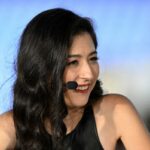 A emissora da ESPN Mina Kimes falando com um microfone headset.