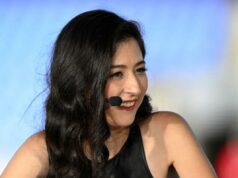 Mina Kimes, da ESPN, admite que está ‘profundamente envergonhada’ depois de promover o jogo de paciência nas redes sociais A emissora da ESPN Mina Kimes falando com um microfone headset.