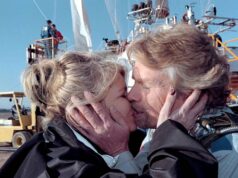 ‘Minha luz guia’: Joan Branson, esposa do bilionário Richard Branson, morre aos 80 anos Branson com sua esposa Joan e seus filhos pequenos, Holly e Sam.