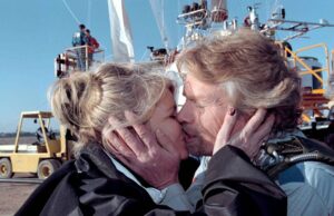 ‘Minha luz guia’: Joan Branson, esposa do bilionário Richard Branson, morre aos 80 anos Branson com sua esposa Joan e seus filhos pequenos, Holly e Sam.