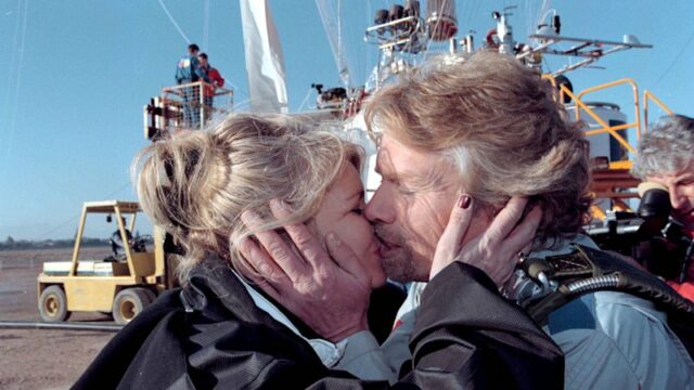 Branson com sua esposa Joan e seus filhos pequenos, Holly e Sam.