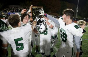 Miramonte se recupera do déficit inicial, derrota Hayward para conquistar o título NCS D4 A Miramonte High School comemora após a vitória por 28-21 no campeonato de futebol da Divisão IV do NCS sobre a Hayward High School na Moreau Catholic High School em Hayward, Califórnia, no sábado, 29 de novembro de 2005. (Jane Tyska/Bay Area News Group)