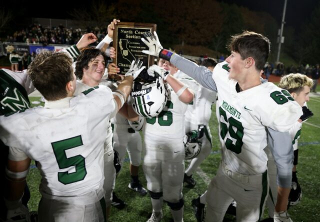 A Miramonte High School comemora após a vitória por 28-21 no campeonato de futebol da Divisão IV do NCS sobre a Hayward High School na Moreau Catholic High School em Hayward, Califórnia, no sábado, 29 de novembro de 2005. (Jane Tyska/Bay Area News Group)