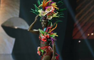 Miss Jamaica Gabrielle Henry se recuperando após cair do palco durante o concurso Miss Jamaica Gabrielle Henry durante a apresentação do traje nacional Miss Universo 2025 em Nonthaburi, ao norte de Bangkok, em 19 de novembro de 2025.