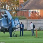 Tom Cruise desafiou os manifestantes ao entrar de helicóptero na sede da Cientologia no Reino Unido para a controversa arrecadação de fundos anual da igreja