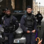 Mistério do 'homem Fedora' na cena do assalto ao Louvre é desmascarado