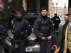 Mistério do ‘homem Fedora’ na cena do assalto ao Louvre é desmascarado Mistério do 'homem Fedora' na cena do assalto ao Louvre é desmascarado