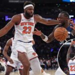 Mitchell Robinson tenta bloquear o chute de Julius Randle durante o terceiro quarto da vitória dos Knicks em casa sobre os Timberwolves.