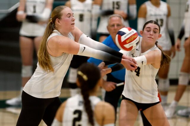 Makenna Crosson (4) do Arcebispo Mitty acerta a bola contra St. Francis no terceiro set do jogo do campeonato da Central Coast Section Open Division na Palo Alto High School em Palo Alto, Califórnia, no sábado, 8 de novembro de 2025. (Nhat V. Meyer/Bay Area News Group)