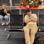 Moda para viagens de Ação de Graças vista nos aeroportos dos EUA