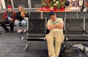 Moda para viagens de Ação de Graças vista nos aeroportos dos EUA Moda para viagens de Ação de Graças vista nos aeroportos dos EUA