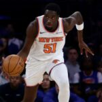 Mohamed Diawara #51 do New York Knicks observa durante o jogo contra o Dallas Mavericks em 19 de novembro de 2025.