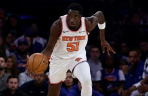 Mohamed Diawara mostrando por que merece um visual prolongado dos Knicks Mohamed Diawara #51 do New York Knicks observa durante o jogo contra o Dallas Mavericks em 19 de novembro de 2025.