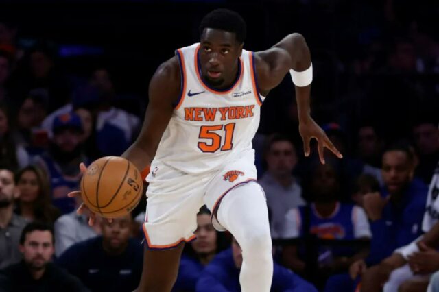 Mohamed Diawara #51 do New York Knicks observa durante o jogo contra o Dallas Mavericks em 19 de novembro de 2025.