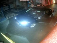 Moment Range Rover gangue arranca portões de metal de joalherias antes de roubar £ 40.000 em um assalto habilmente planejado de quatro minutos A Clayden & Co Jewellers, no histórico Arcade em Bognor Regis, foi transformada em uma cena de crime repleta de destroços às 2h15 da última terça-feira, depois que os ladrões invadiram seu interior em um ataque descaradamente executado.