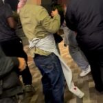 Em um vídeo, um homem segurava um pano na cabeça enquanto sangue carmesim escorria