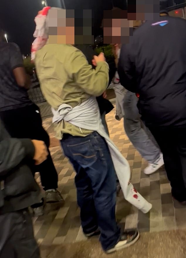 Momento angustiante, passageiros de trem atordoados e ensanguentados tropeçam na Em um vídeo, um homem segurava um pano na cabeça enquanto sangue carmesim escorria