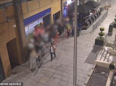 Momento arrepiante Requerente de asilo sírio segue mulher para fora de boate antes de estrangulá-la e agredi-la sexualmente Fawaz Alsamaou foi flagrado seguindo uma mulher para fora de uma boate antes de atacá-la