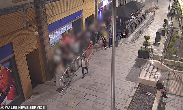 Momento arrepiante Requerente de asilo sírio segue mulher para fora Fawaz Alsamaou foi flagrado seguindo uma mulher para fora de uma boate antes de atacá-la