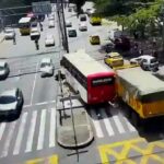 As imagens capturaram o enorme caminhão basculante voando ladeira abaixo a uma velocidade assustadora, sem freios aparentemente perdidos, enquanto motoristas em pânico ficavam presos em uma fila de trânsito no distrito de Medellín, em Robledo, Colômbia, em 22 de novembro.