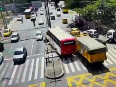 Momento caminhão sem freios bate em 12 veículos em cruzamento movimentado As imagens capturaram o enorme caminhão basculante voando ladeira abaixo a uma velocidade assustadora, sem freios aparentemente perdidos, enquanto motoristas em pânico ficavam presos em uma fila de trânsito no distrito de Medellín, em Robledo, Colômbia, em 22 de novembro.