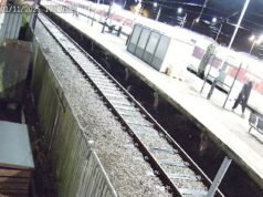 Momento chocante, passageiro inocente grita ‘não sou eu’ enquanto a polícia aplica um Taser nele na plataforma do trem de Huntingdon depois que um ataque de faca deixou 11 feridos A filmagem mostra o momento em que o homem inocente desceu a plataforma do trem em Huntingdon momentos antes de ser eletrocutado