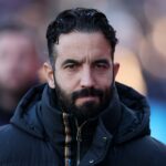 Bruno Fernandes e Casemiro, do Manchester United, aplaudem os torcedores após a partida da Premier League entre Crystal Palace e Manchester United, no Selhurst Park, em 30 de novembro de 2025