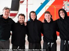 Momento dramático A Guarda Costeira corre para resgatar marinheiros presos enquanto o barco afunda a centenas de quilômetros da costa Cinco marinheiros presos (na foto) foram resgatados pela Guarda Costeira dos EUA a centenas de quilômetros da costa da Carolina do Norte na quinta-feira, especificamente a cerca de 260 milhas náuticas do Cabo Hatteras.