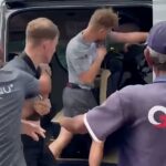 A filmagem mostra o turista britânico dando um soco no homem do Oriente Médio na van