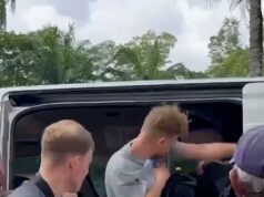 Momento em que Brit dá um soco em um homem do Oriente Médio que ‘colocou os pés descalços no encosto de cabeça durante o passeio de ônibus e atacou quando solicitado a derrubá-los’ A filmagem mostra o turista britânico dando um soco no homem do Oriente Médio na van