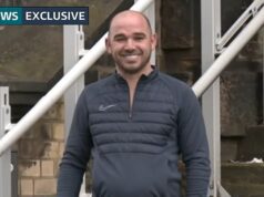 Momento em que o fraudador fugitivo se entrega três dias depois de ter sido libertado do HMP Wandsworth por engano, enquanto a caça ao criminoso sexual migrante argelino continua O fraudador William 'Billy' Smith, 35, sorriu para as câmeras ao se entregar de volta ao HMP Wandsworth
