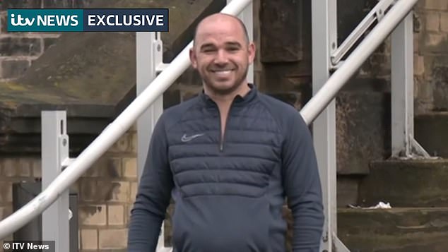 Momento em que o fraudador fugitivo se entrega três dias O fraudador William 'Billy' Smith, 35, sorriu para as câmeras ao se entregar de volta ao HMP Wandsworth