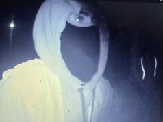 Momento em que trabalhadores municipais mascarados derrubam bandeiras da Union Jack na escuridão da noite Homens encapuzados foram filmados com suas 'ferramentas elétricas' em uma câmera escondida enquanto removiam as faixas na rotatória De Luci Fish em Erith, Londres