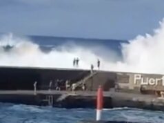 Momento em que uma enorme onda atinge as pessoas em Tenerife enquanto o mau tempo mata três e fere 15 Este foi o momento terrível em que uma enorme onda feriu 9 pessoas e matou um turista holandês depois de jogá-los no mar.