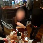 A CCTV capturou o roubo assustadoramente astuto enquanto um grupo estava sentado comendo e bebendo, felizmente sem saber que estavam sendo o alvo.