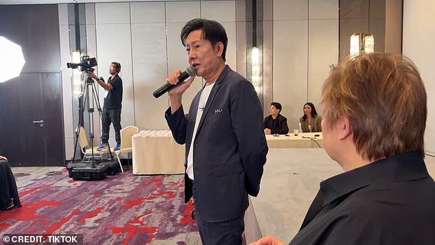 Momento surpreendente: a vencedora do Miss Universo sai furiosa do O incidente ocorreu durante uma cerimônia do evento transmitida ao vivo, onde Nawat Itsaragrisil, vice-presidente para Ásia e Oceania da Organização Miss Universo, confrontou Melissa Flores Bosch sobre sua ausência em uma sessão de fotos para patrocinadores naquele dia.